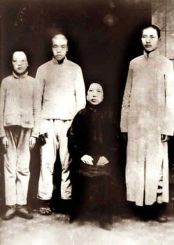 04_Mao_4_dx_con_famiglia_1919